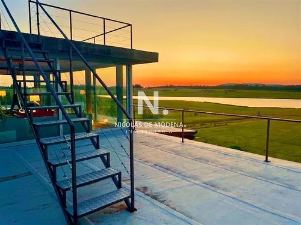 Vende casa en Laguna de los Cisnes, con hermosa y