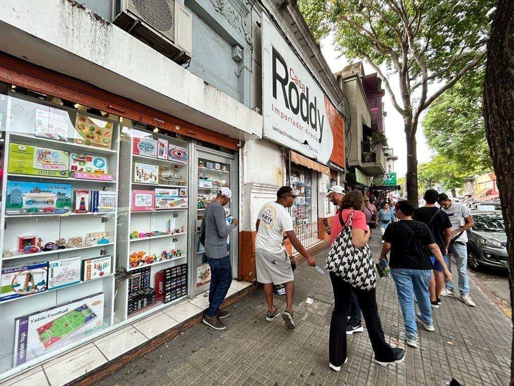 Venta locales con renta Arenal Grande y Amezaga