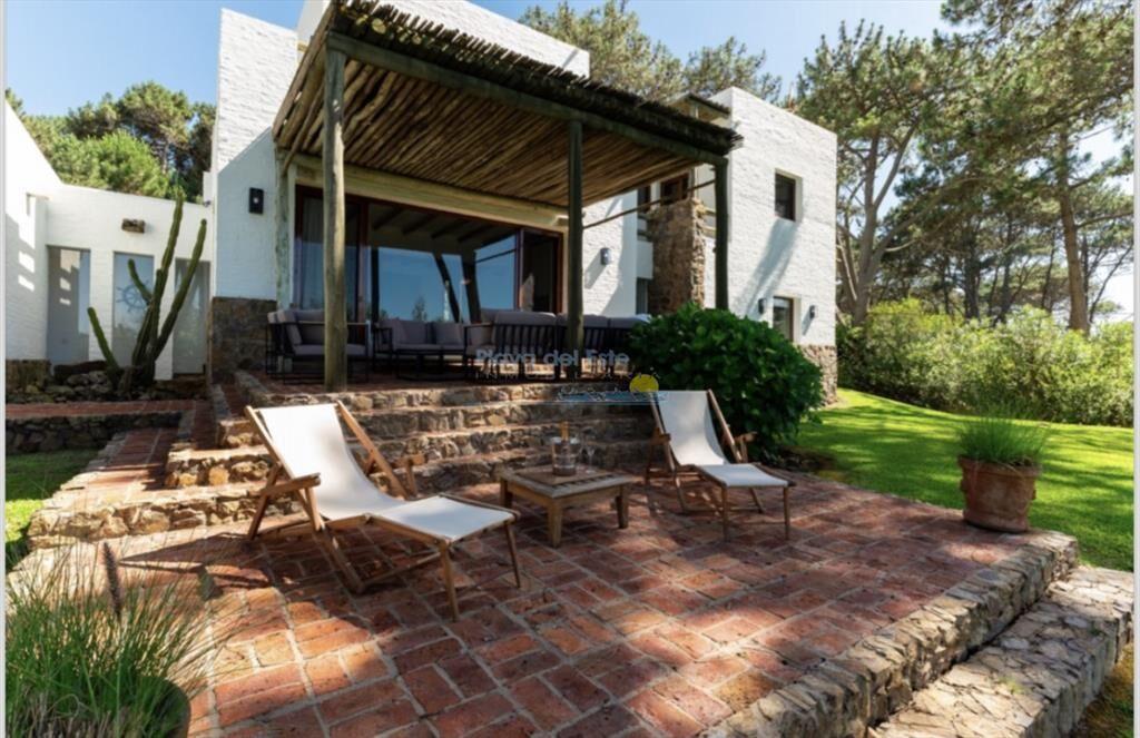 Excelente casa de 5 dormitorios mas dependencia y