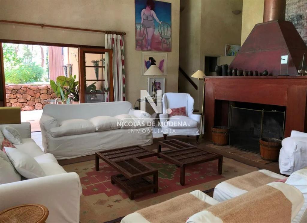 Chalet de 3 suites + dependencia en venta, Zona
