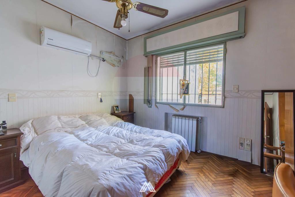 Vende amplia Casa Prado 5 dorm. patios y cochera
