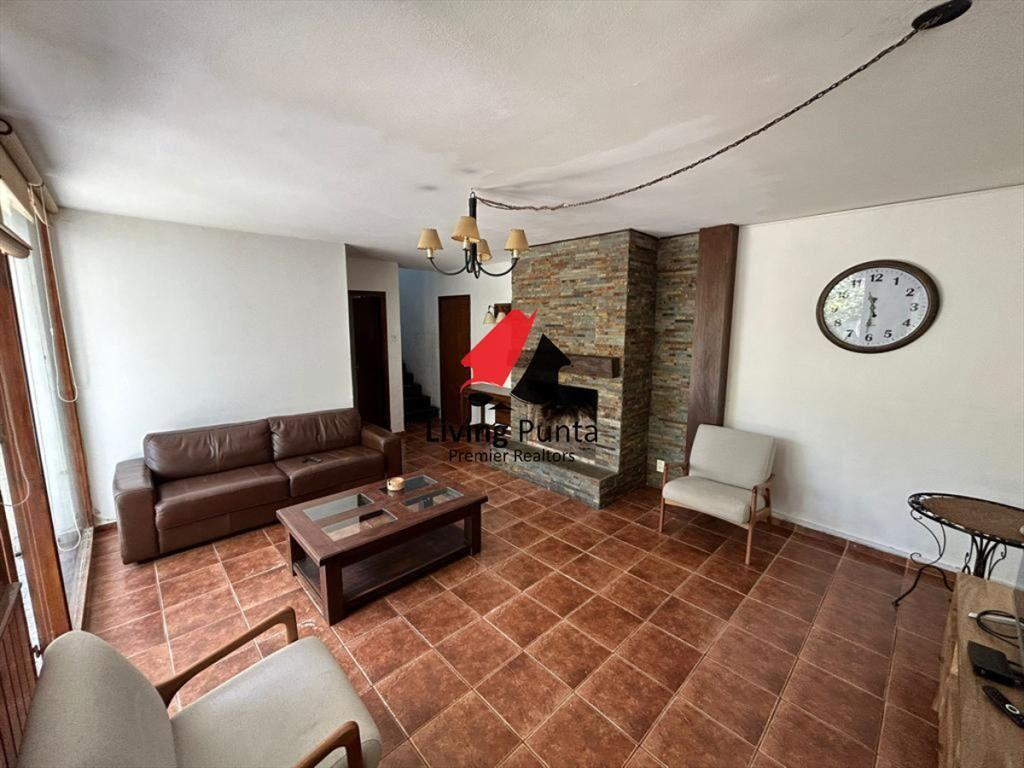 OPORTUNIDAD. VENDE CASA EN EXCELENTE ESTADO, CON PISCINA EN