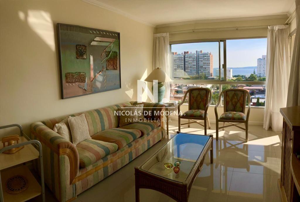 En Playa Brava, departamento de 3 dormitorios en venta