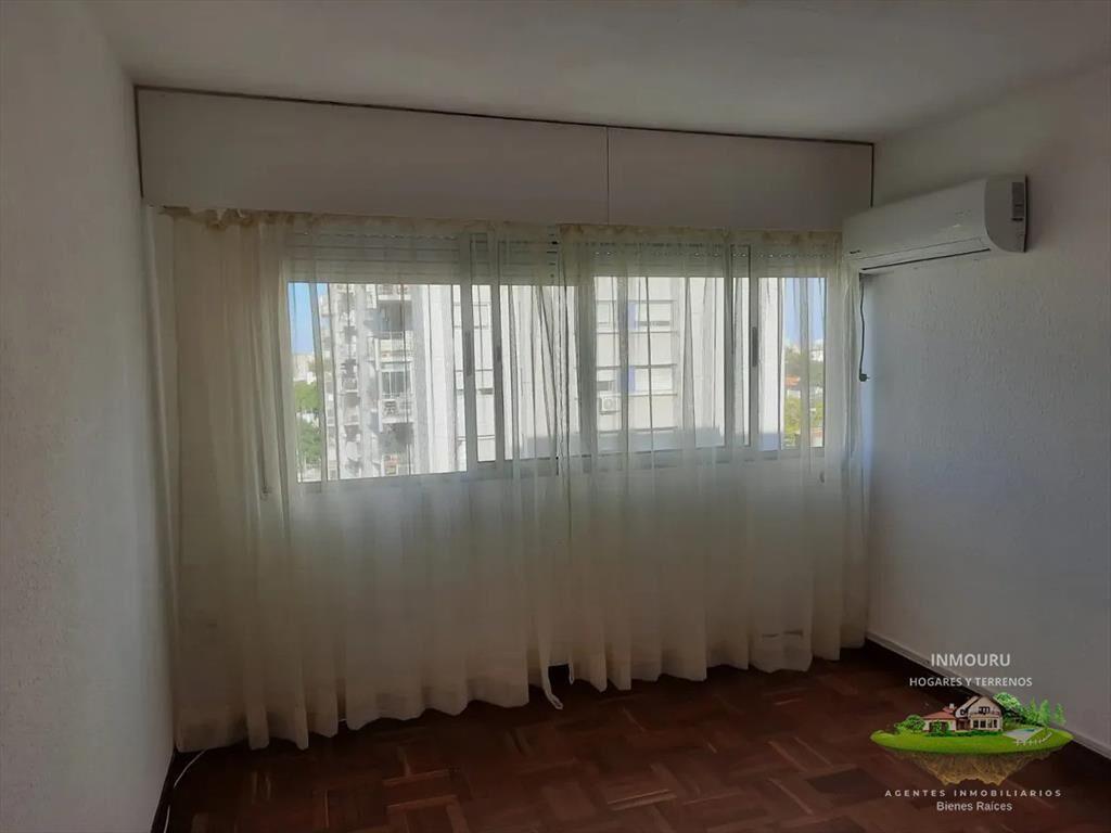 Alquilo luminoso apartamento de 2 dormitorios, 2 baños y c