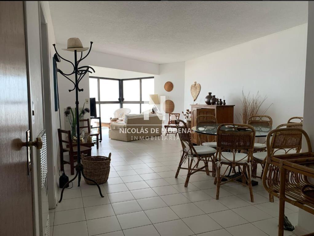 Apartamento en venta de  3 dormitorios,  3 baños