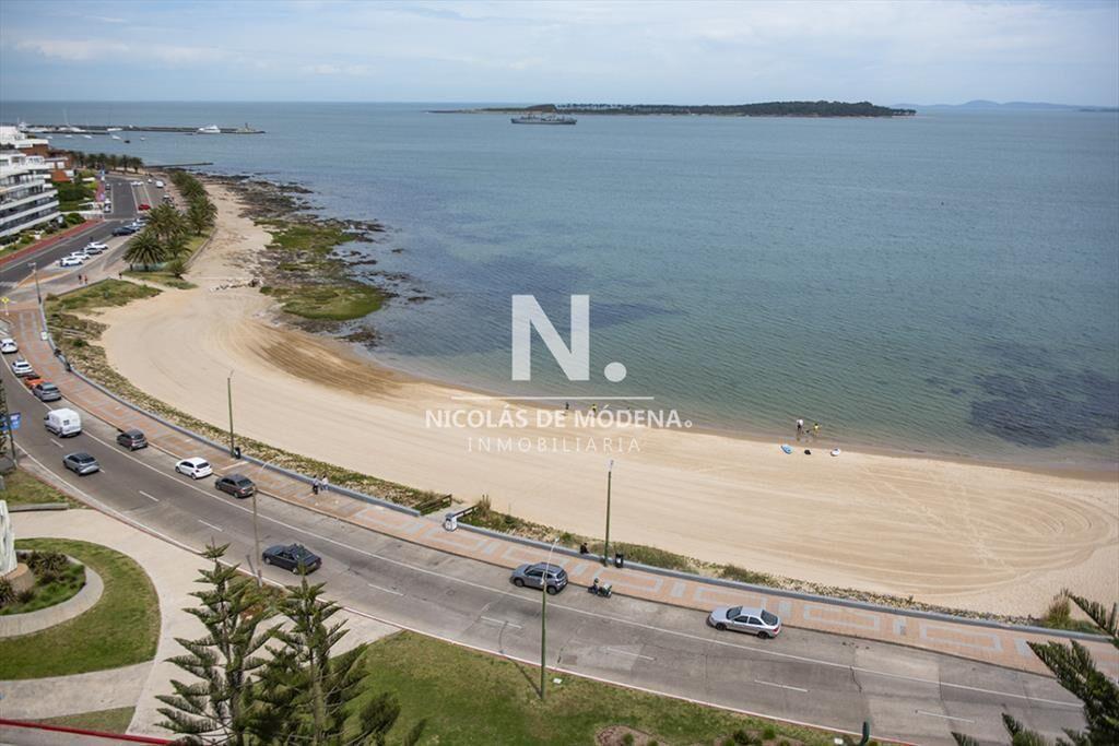 Departamento en iconica torre, frente al mar, 3