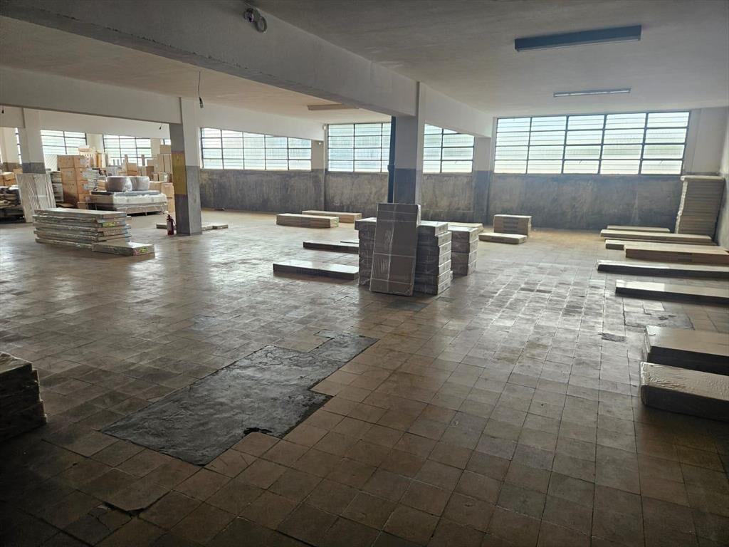 Pedernal casi Gral Flores, deposito con oficinas, entrada