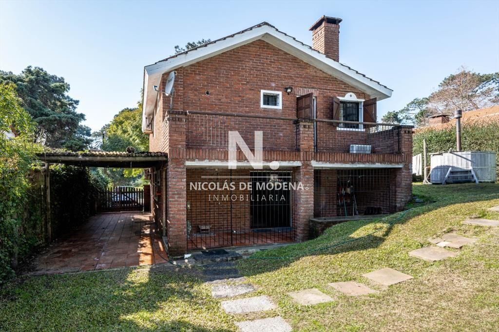 Vende casa de 4 dormitorios en Jardines de