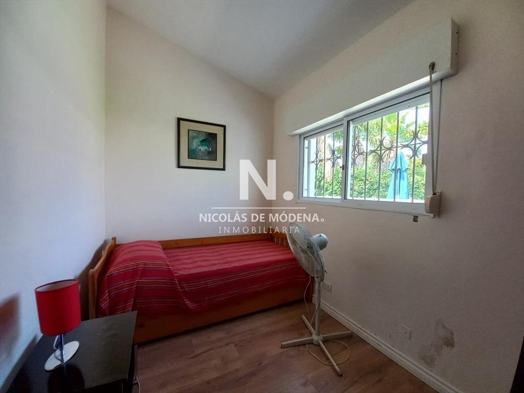 Vende casa de 3 dormitorios totalmente reformada.