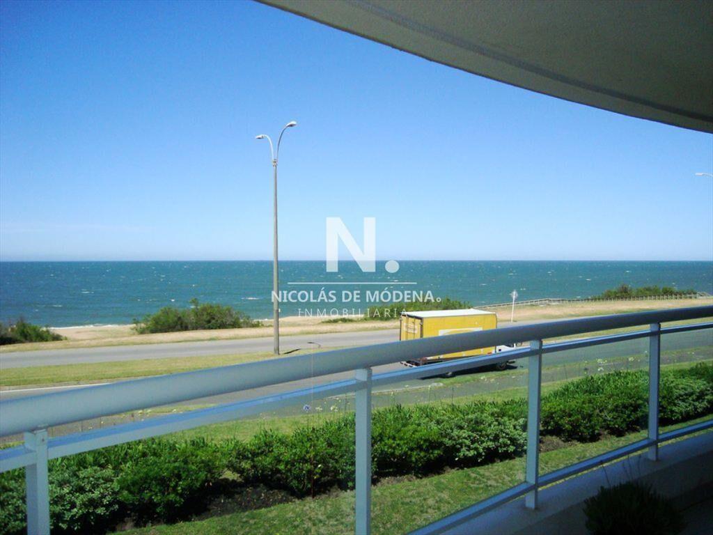 Vende apartamento de 3 dormitorios, con vista al