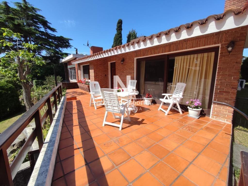 Vende casa de 2 dormitorios en Cantegril Punta