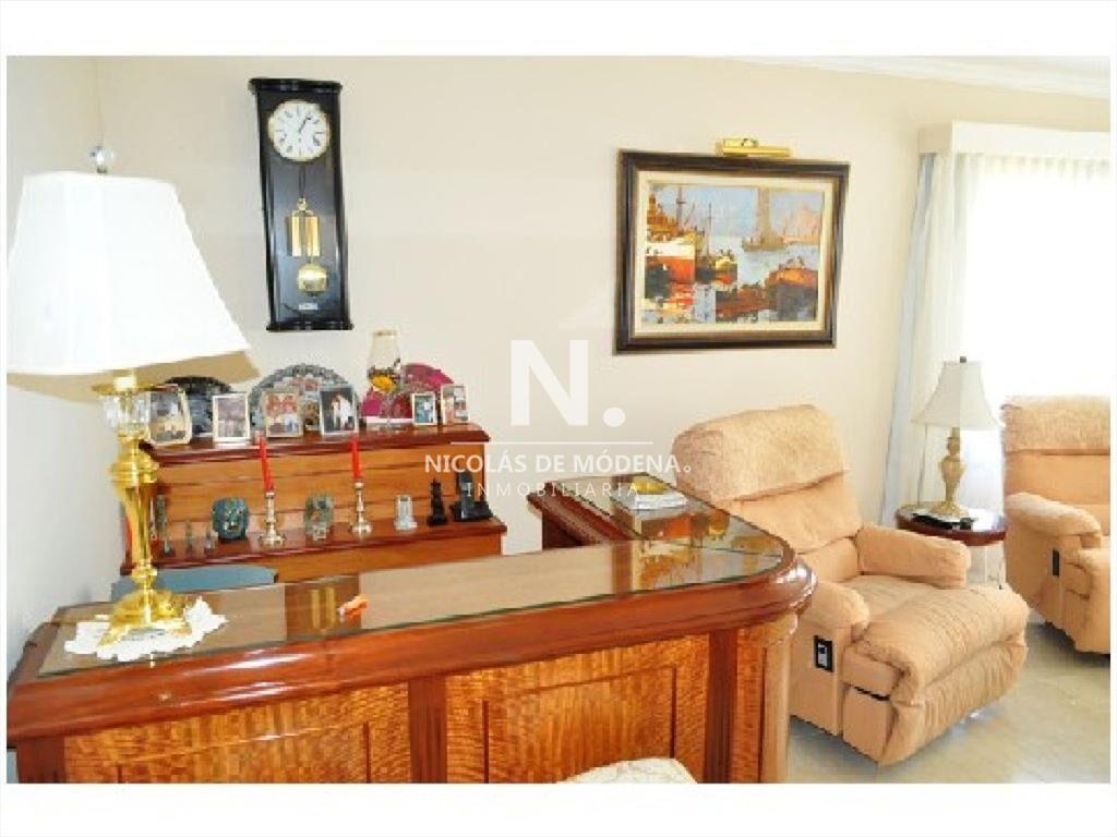 Casa en Mansa a metros del mar de 5 dormitorios en venta.