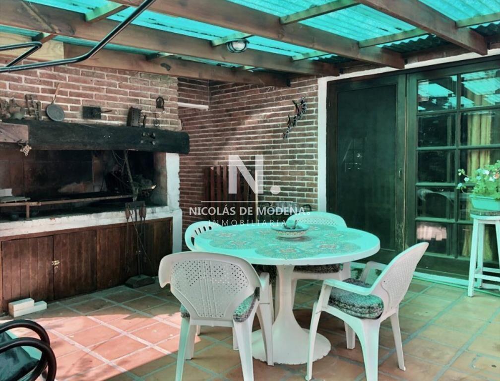 Vende casa en excelente estado, con 3 dormitorios