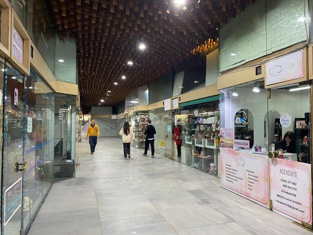 Venta en Conjunto de 5 Locales Comerciales en Galería Crist