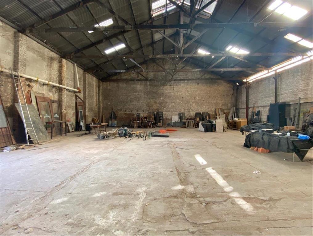 Excelente ubicación: predio de 880 m2 y (adicional) galpón.