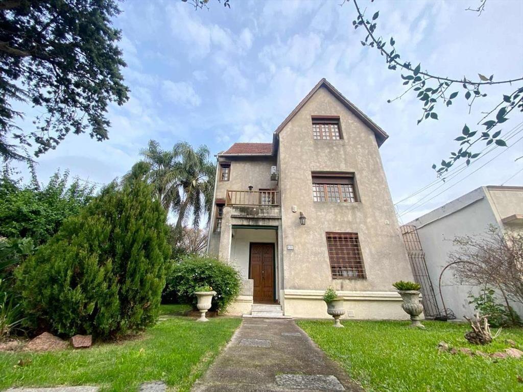 Se venden 2 casas 1 y 3 dormitorios Colón p, único
