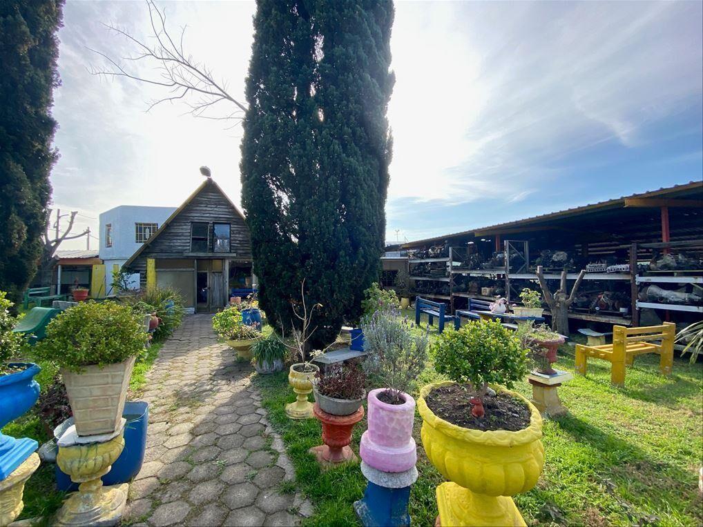Venta de Amplio terreno con depósitos, galpones y casas
