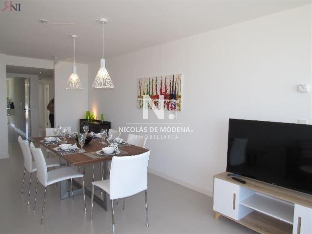 Vende apartamento de 2 dormitorios frente al mar,