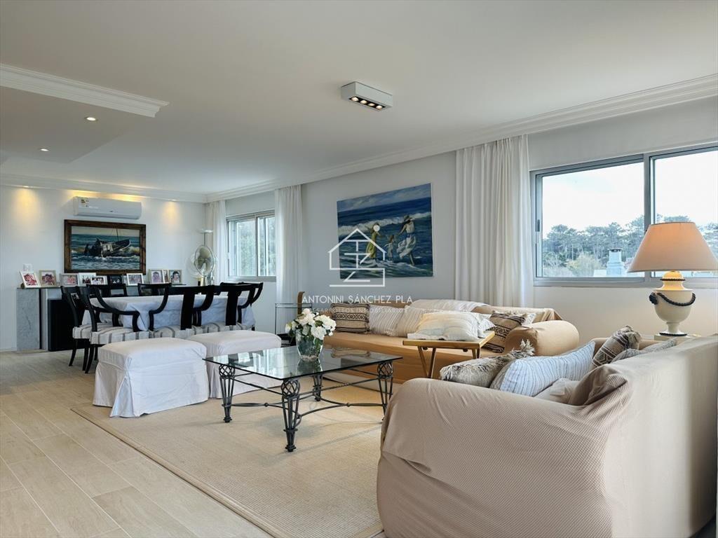 Venta  y alquiler de apartamento de 4 dormitorios en Punta