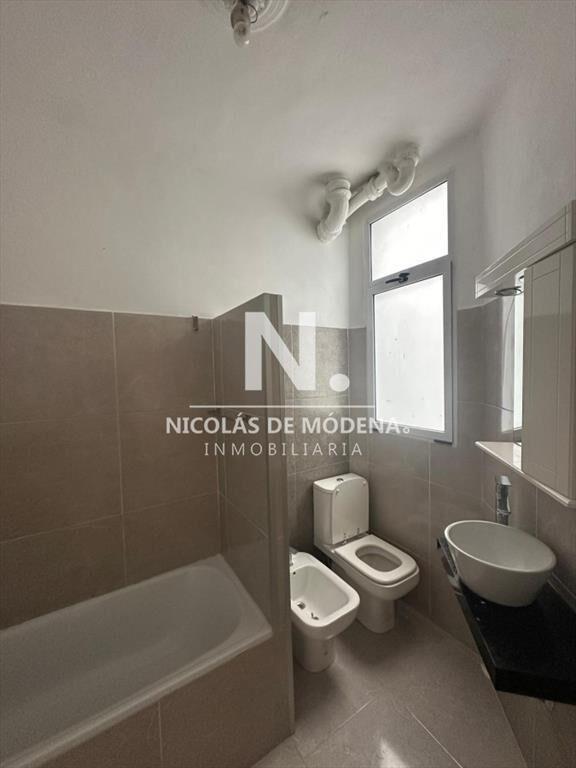 Apartamento de 4 Dormitorios en Ciudad Vieja. en