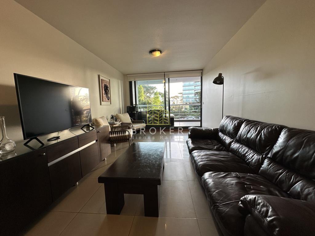 Venta de apartamento de dos dormitorios a media