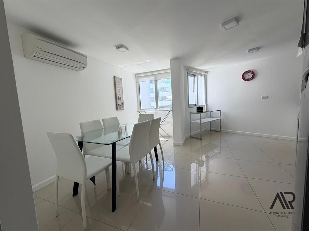 Apartamento en alquiler anual c/ cochera en Pinares