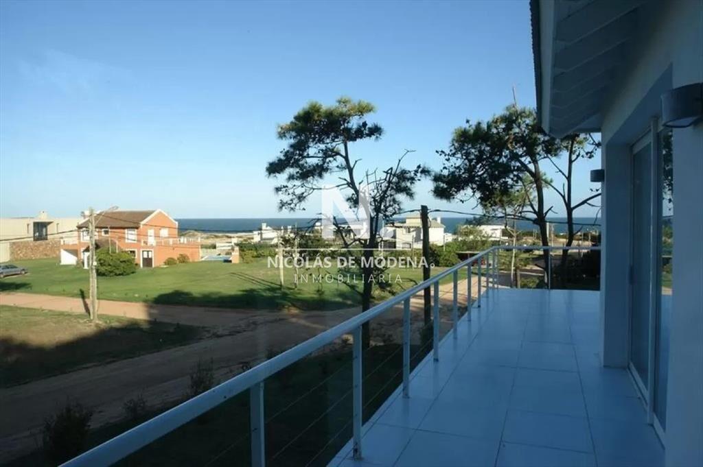 Excelente casa de dos plantas a pasos del mar!