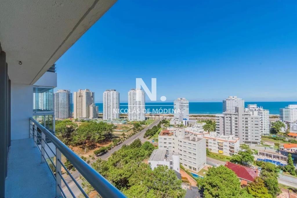 Vistas excepcionales en impecable departamento en