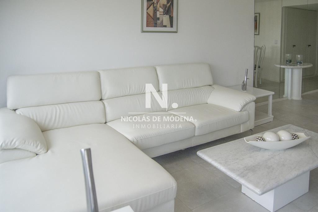 Vende apartamento de 2 dormitorios y medio en del