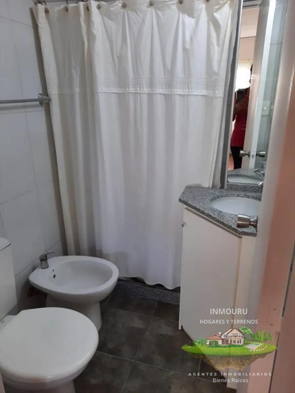 Alquilo luminoso apartamento de 2 dormitorios, 2 baños y c