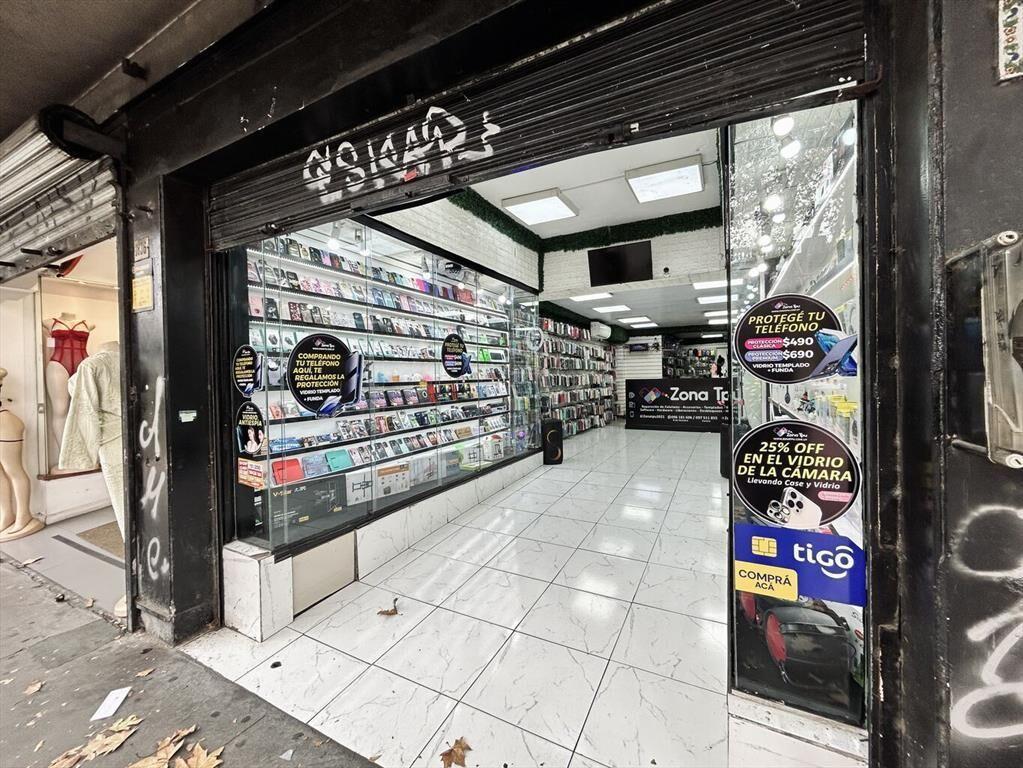Local comercial en venta con renta sobre Av 8 de octubre