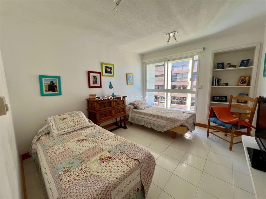 Apartamento en venta de 3 dormitorios + en Punta