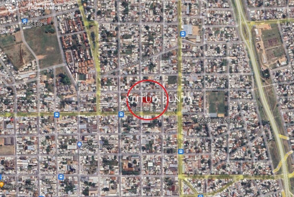 Terreno con construcción a media cuadra de Av