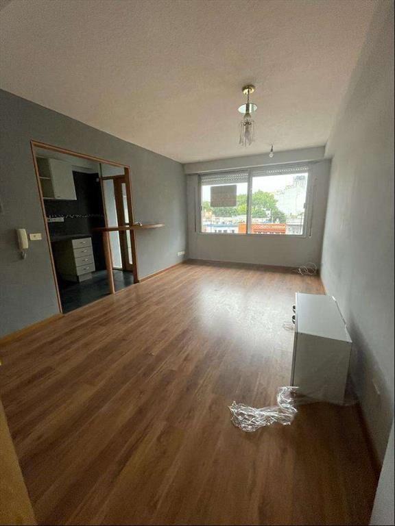 Monoambiente impecable Bvar Artigas a mts. Shopping Tres Cr