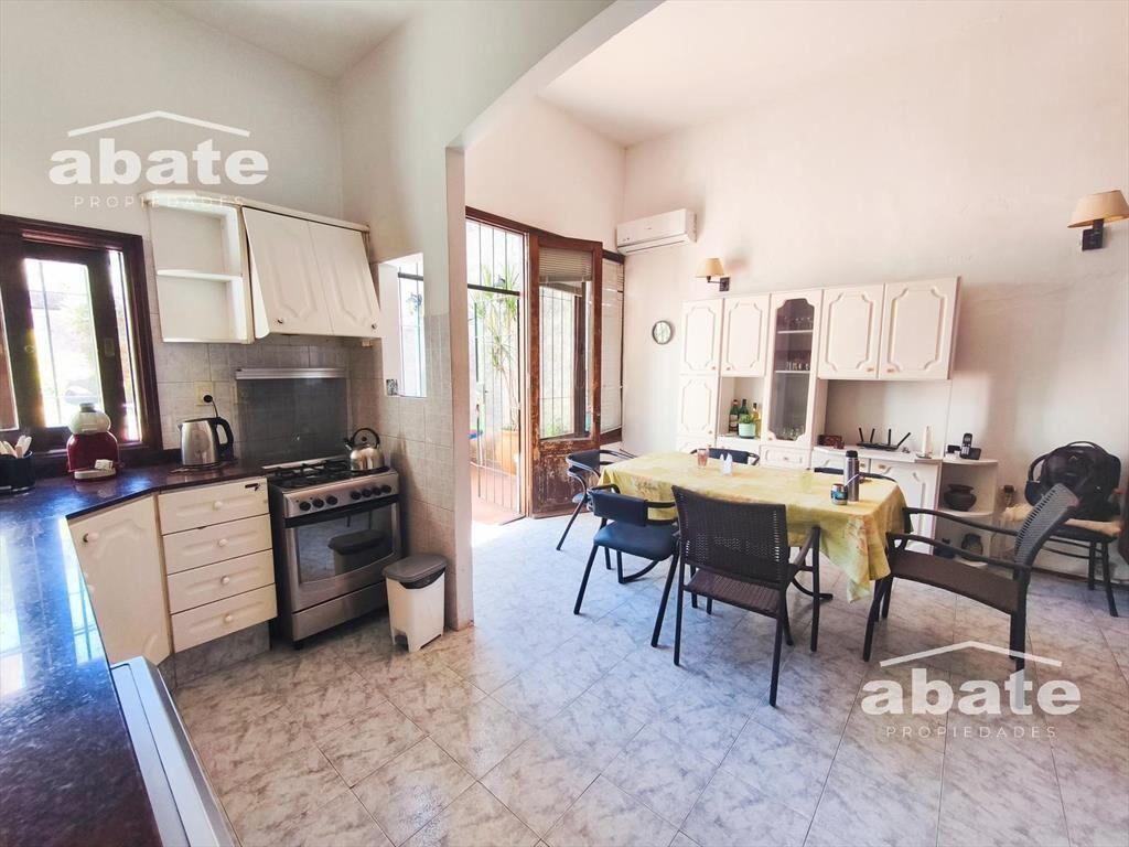 Venta Casa de 3 dormitorios, Escritorio y Jardín en Pocitos