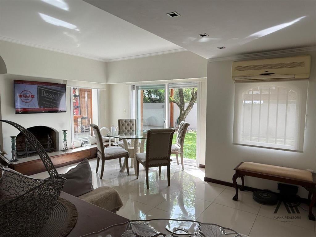 Casa en venta c/ cochera en Carrasco