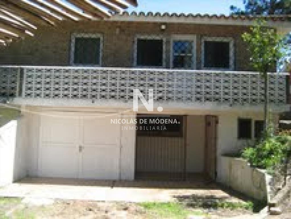 Casa de 3 dormitorios y servicio, cerca de la