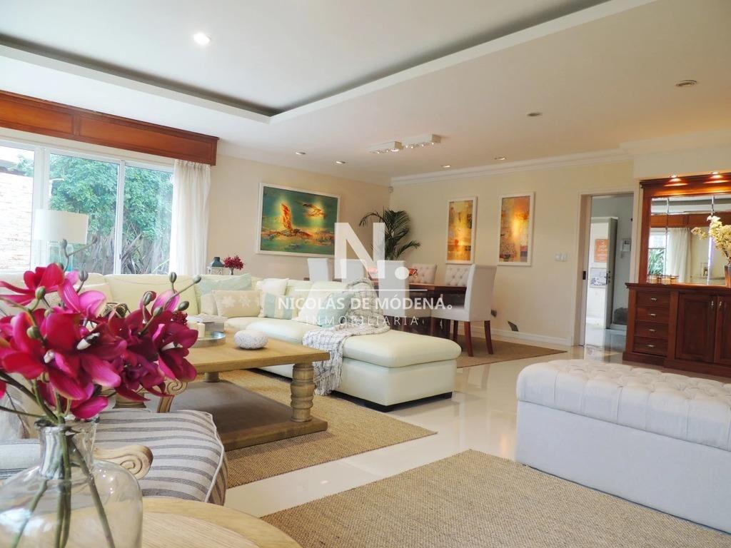 VENDE EXCELENTE CASA DE 4 DORMITORIOS EN PLAYA MANSA, PUNTA