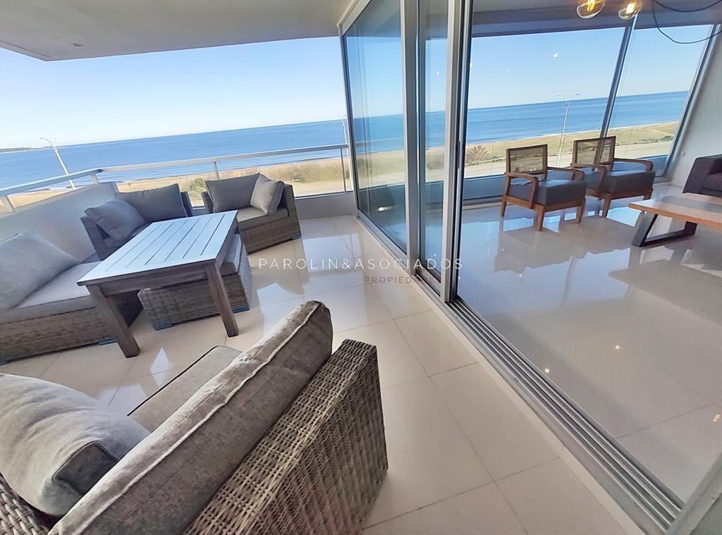 Penthouse en venta frente al mar en edificio del