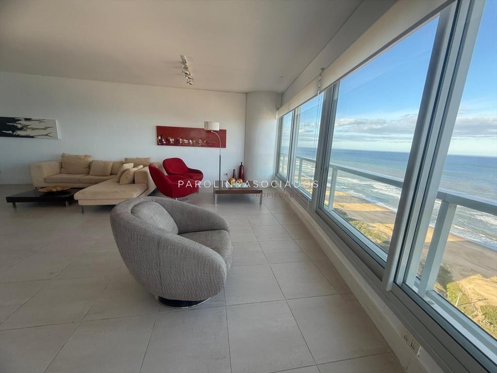 Apartamento en venta de 3 dormitorios en edificio
