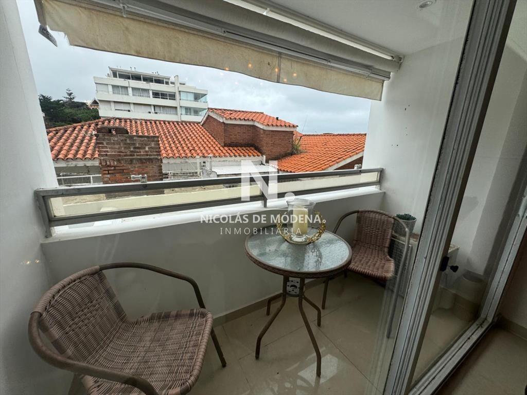 Vende apartamento en edificio de primera fila,