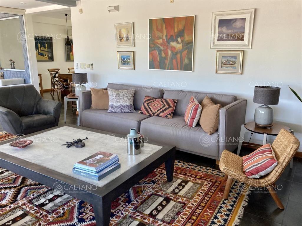 Casa Punta del Este en primera linea de la mansa