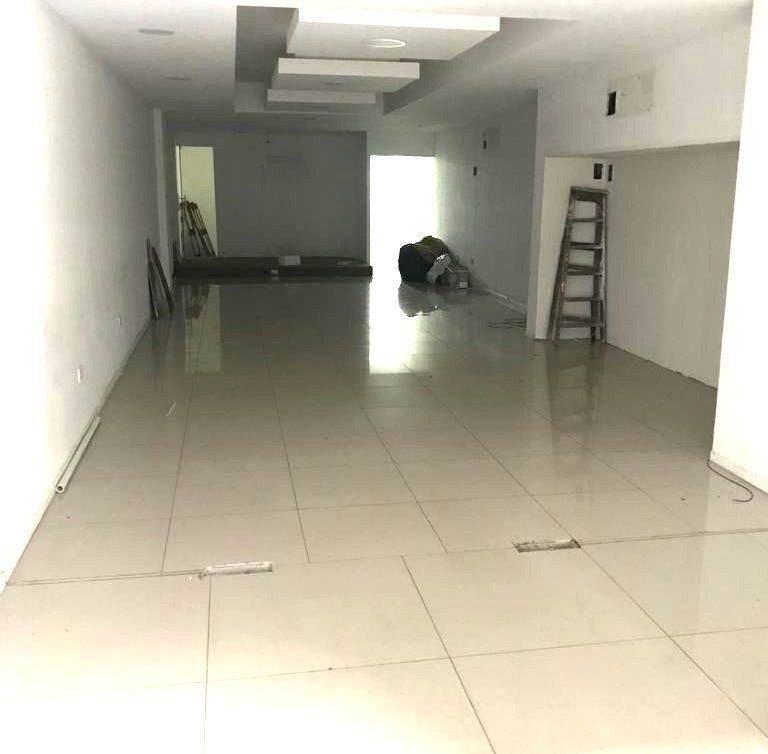 Venta amplio local comercial por calle Andes Centro