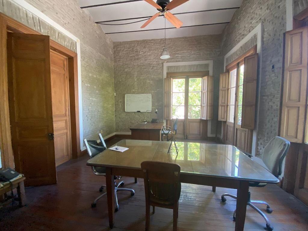 Venta excelente casa con local comercial y subsuelo - Aguad