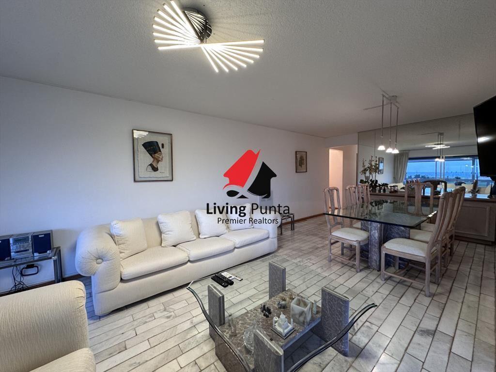 Vende apartamento de 3 dormitorios en Playa Punta