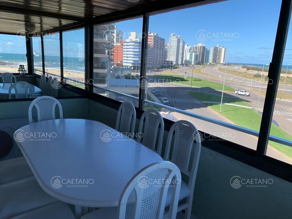 Apto.  en Primera Fila frente al Mar!!