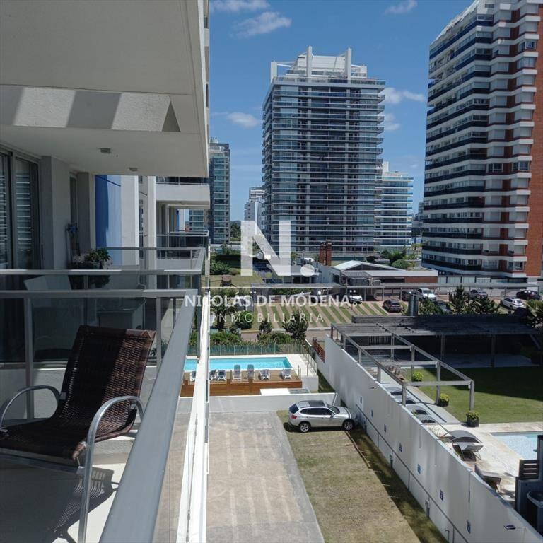 Vende apartamento de 2 dormitorios y medio, Punta