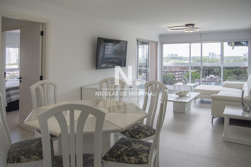 Vende apartamento de 2 dormitorios y medio en del