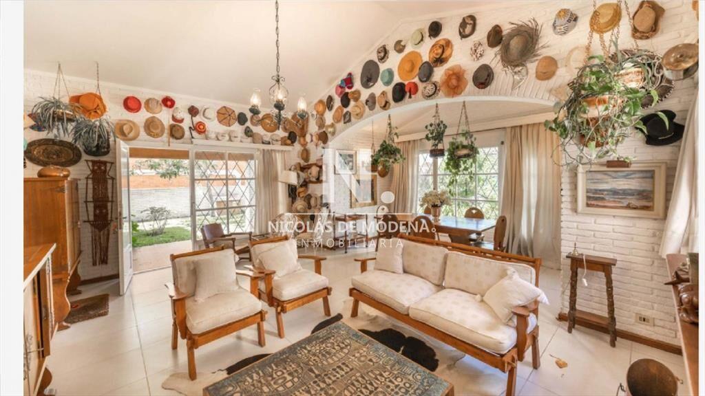VENDE CASA DE 5 DORMITORIOS EN PLAYA MANSA, PUNTA