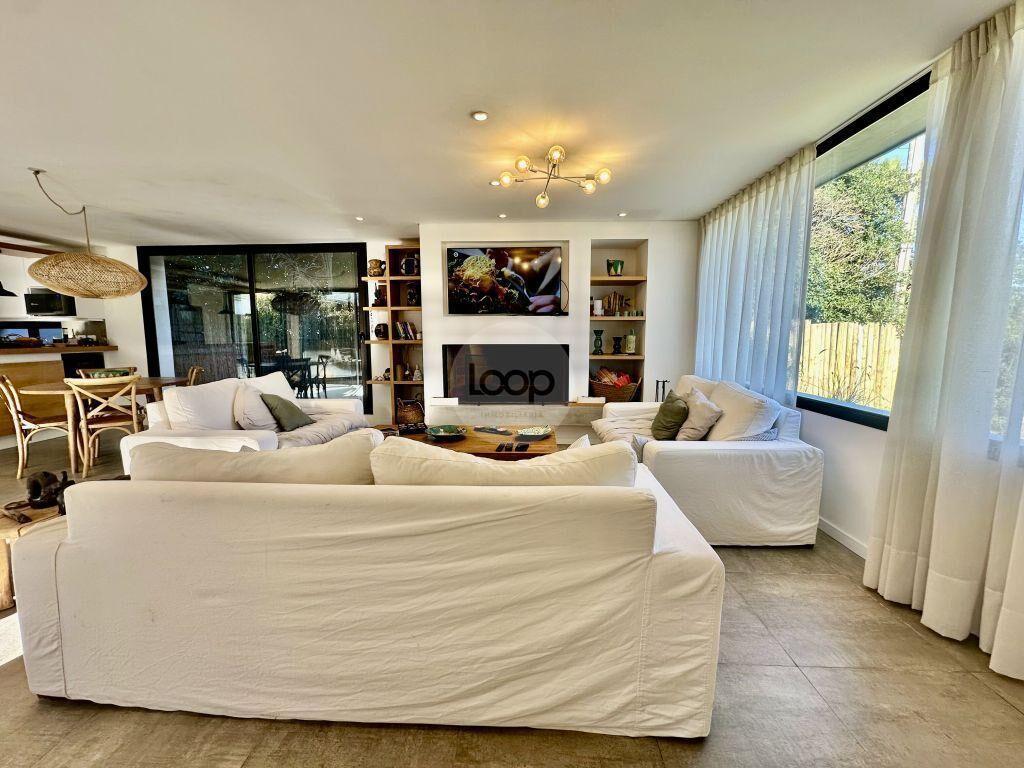 Venta de casa en Manantiales de 4 dormitorios y 3 baños
